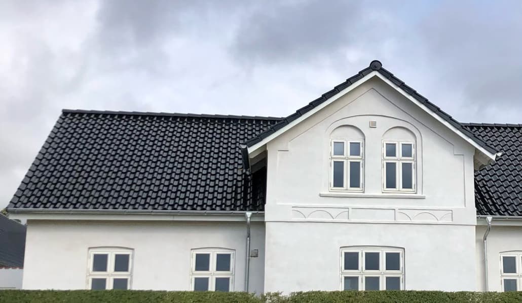 Hvidt hus med sort tag
